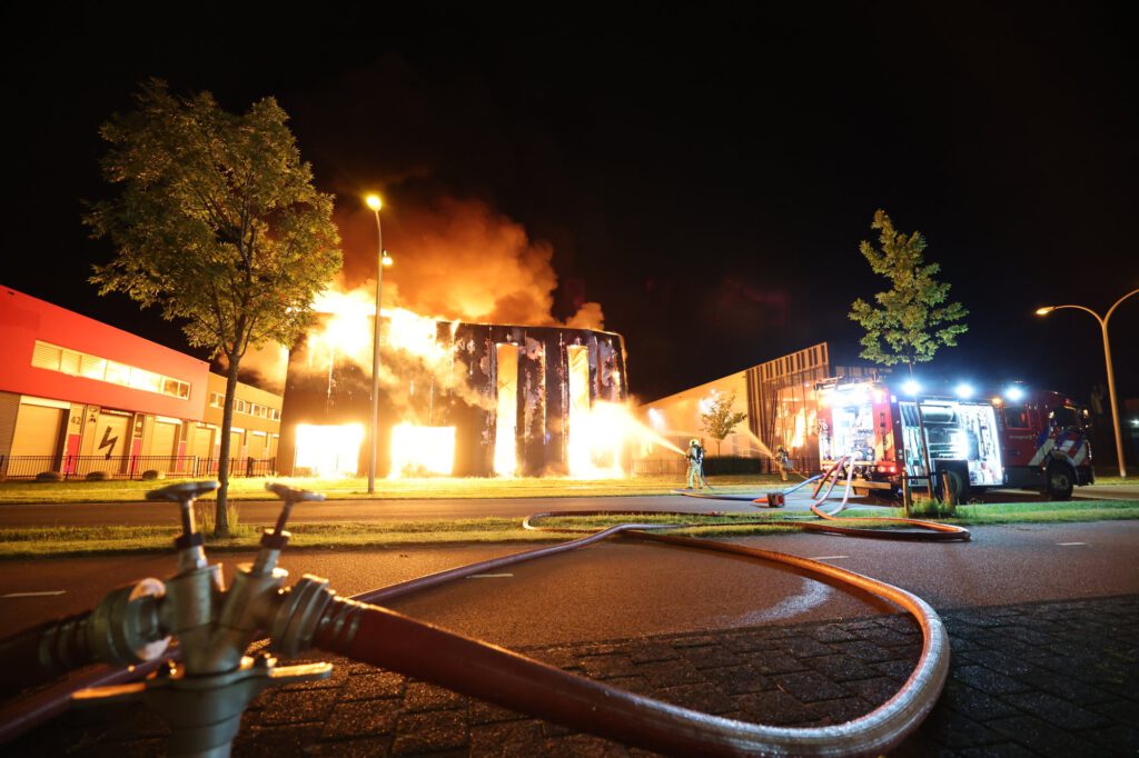 Enorme schade na verwoestende brand bij Alpine Engineering in Den Hoorn