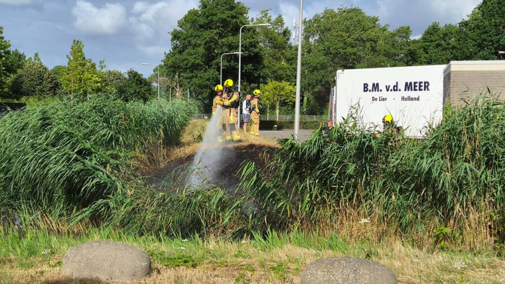 Bermbrand aan Veilingweg in De Lier snel onder controle