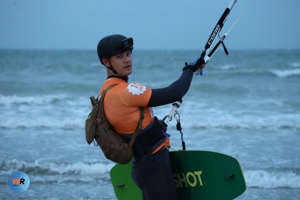 In beeld : Adembenemende start van Hoek tot Helder: Honderden kitesurfers gaan los op de Noordzee #H