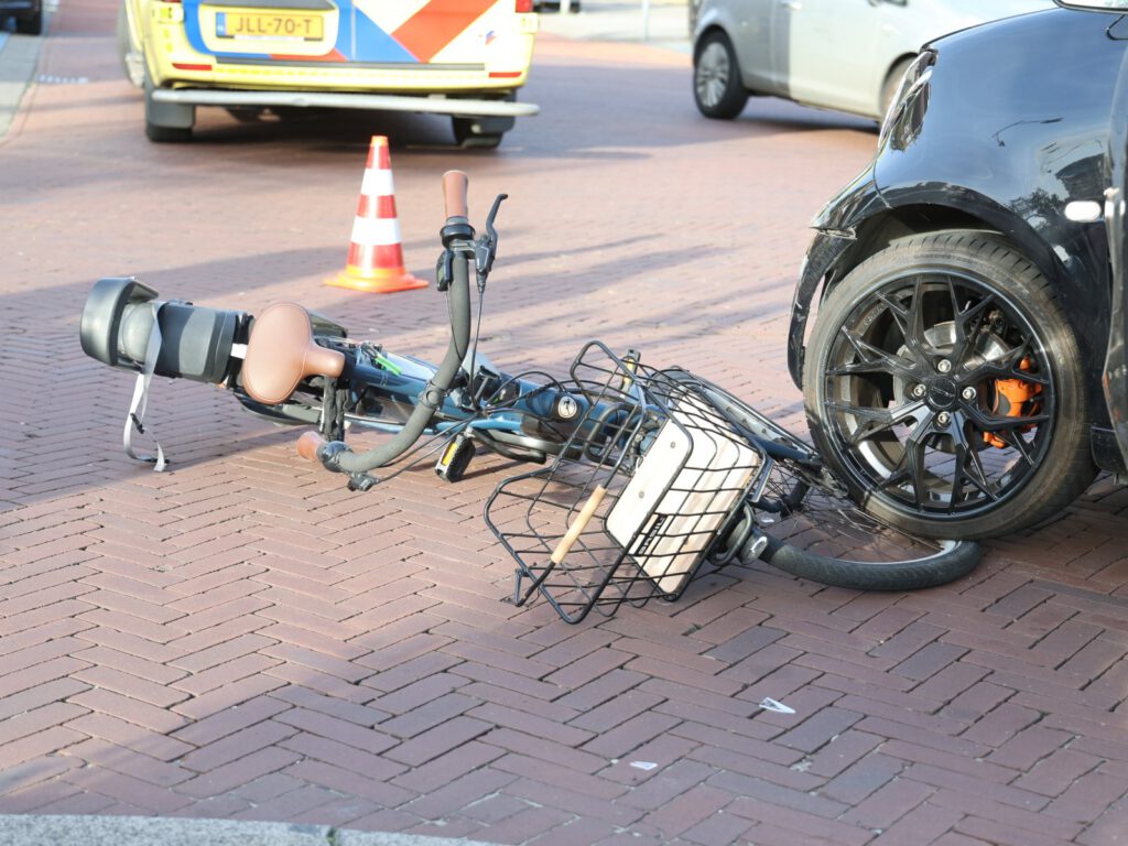 Fietsster naar ziekenhuis na ongeval met kerende auto in Wateringen
