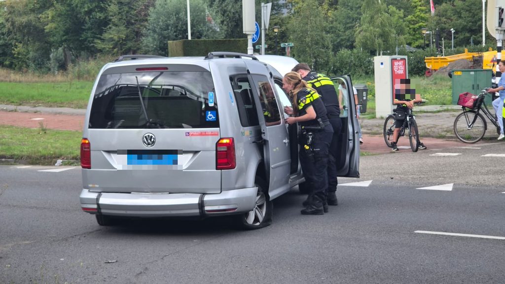 Vrachtwagen en taxibusje botsen, flinke verkeershinder door afsluiting Hoornbrug