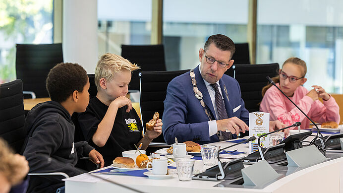 Burgemeestersontbijt laat leerlingen kennismaken met gezonde voeding en democratie